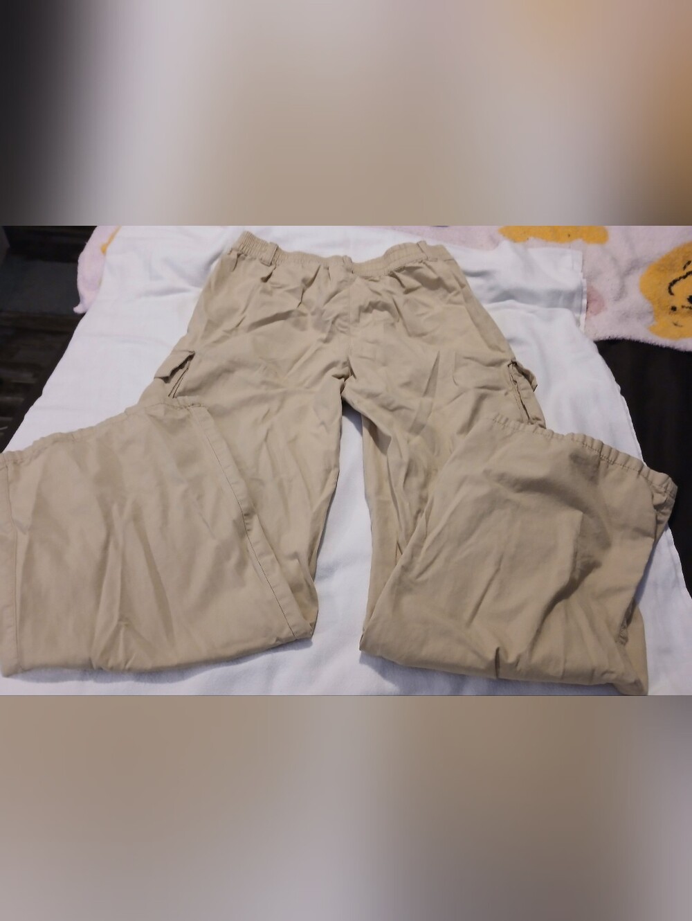 NWOT Women's Tan Cargo Pants - Comfortable Everyday Wear.